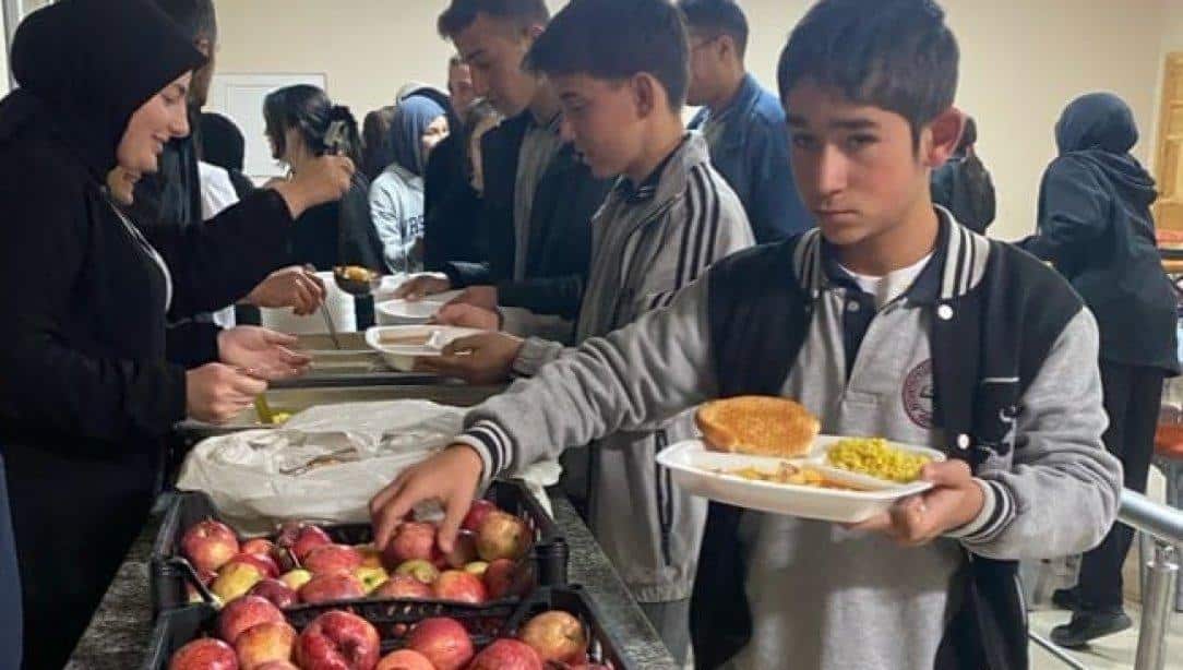 İlçemizin Meyve Bahçelerinde Yetiştirilen Elmalarımız Öğrencilerimizin İstifadesine Sunuldu.